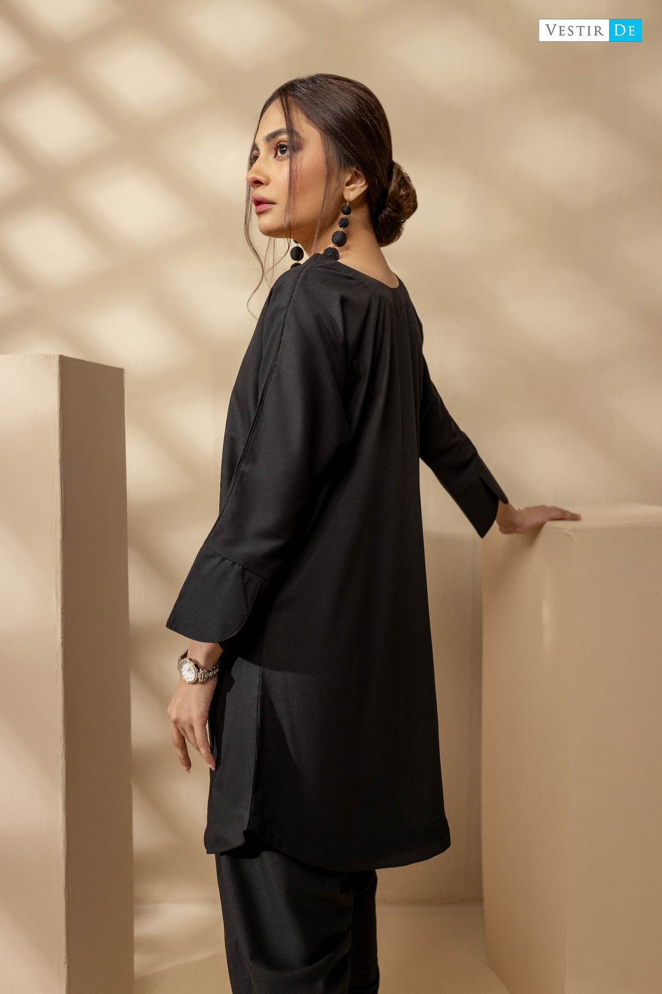 01 Black
